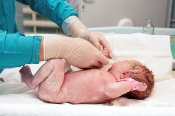 Что делать, если у новорожденного шелушится кожа?